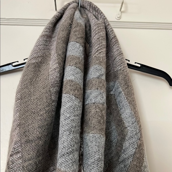 Cabin fever gray scarf one size - Picture 3 of 4